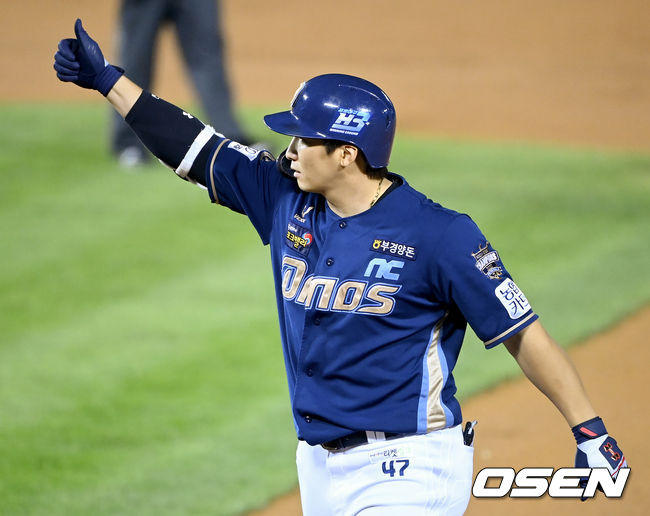 3일 오후 서울 잠실야구장에서 ‘2021 신한은행 SOL KBO 리그’ LG 트윈스와 NC 다이노스의 경기가 열렸다.7회초 2사 2, 3루 NC 나성범이 동점 2타점 적시타를 날린 뒤 기뻐하고 있다.  2021.09.03/ksl0919@osen.co.kr