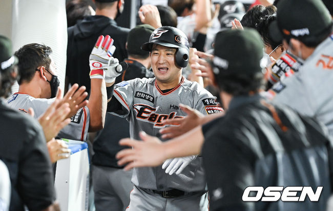 11일 오후 광주기아챔피언스필드에서 2021 신한은행 SOL KBO리그 KIA 타이거즈와 한화 이글스의 경기가 진행됐다.9회초 2사 1,2루 한화 최재훈이 동점 3점 홈런을 날리고 동료들의 축하를 받고 있다.  2021.08.11 / soul1014@osen.co.kr