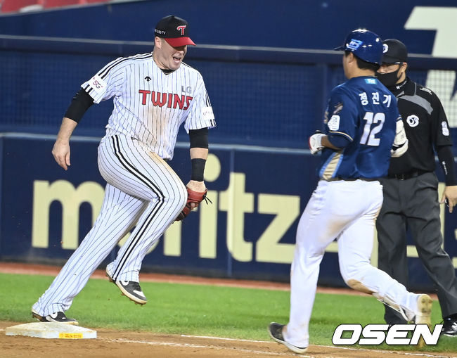 3일 오후 서울 잠실야구장에서 ‘2021 신한은행 SOL KBO 리그’ LG 트윈스와 NC 다이노스의 경기가 열렸다.6회초 2사 LG 저스틴 보어가 NC 정진기의 땅볼 타구를 다이빙캐치로 잡아낸 뒤 베이스를 밟고 기뻐하고 있다.2021.09.03/ksl0919@osen.co.kr