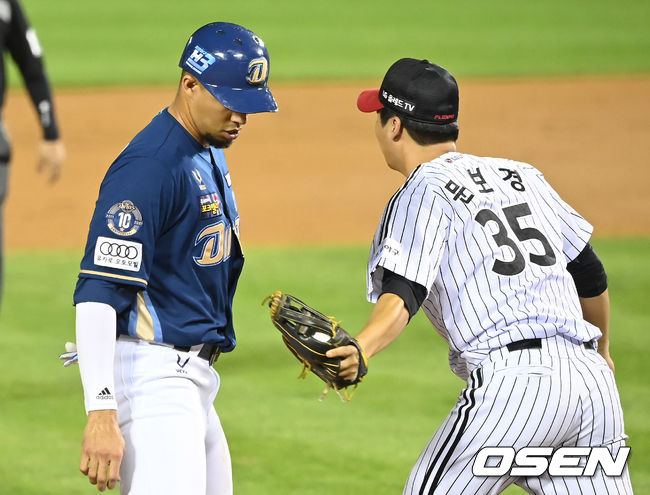 3일 오후 서울 잠실야구장에서 ‘2021 신한은행 SOL KBO 리그’ LG 트윈스와 NC 다이노스의 경기가 열렸다.4회초 1사 1, 2루 NC 정진기의 타석 때 2루 주자 알테어가 런다운에 걸려 LG 3루수 문보경에게 태그아웃되고 있다. 2021.09.03/ksl0919@osen.co.kr