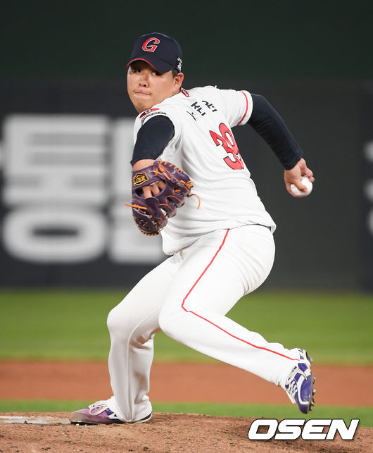 22일 오후 부산사직구장에서 '2021 신한은행 SOL KBO 리그' 롯데 자이언츠와 두산 베어스의 경기가 진행됐다.5회초 롯데 서준원 투수가 역투하고 있다.  / soul1014@osen.co.kr