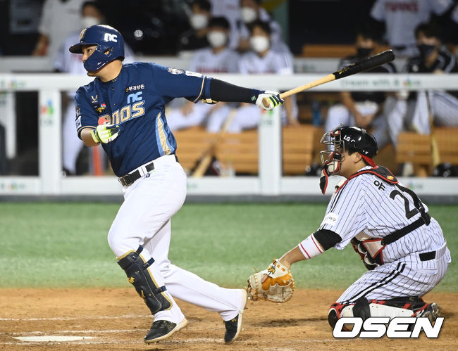 3일 오후 서울 잠실야구장에서 ‘2021 신한은행 SOL KBO 리그’ LG 트윈스와 NC 다이노스의 경기가 열렸다.8회초 무사 1, 3루 NC 윤형준이 역전 1타점 적시타를 날리고 있다. 2021.09.03/ksl0919@osen.co.kr