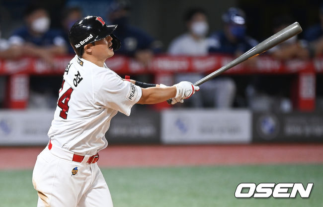 SSG는 3일 인천SSG랜더스필드에서 열린 ‘2021 신한은행 SOL KBO리그’ 두산 베어스와 시즌 10차전에서 3-1 승리를 거뒀다. 외국인 ‘에이스’ 윌머 폰투가 잘 던졌고, ‘해결사’ 최정이 결승포를 날렸다. / soul1014@osen.co.kr