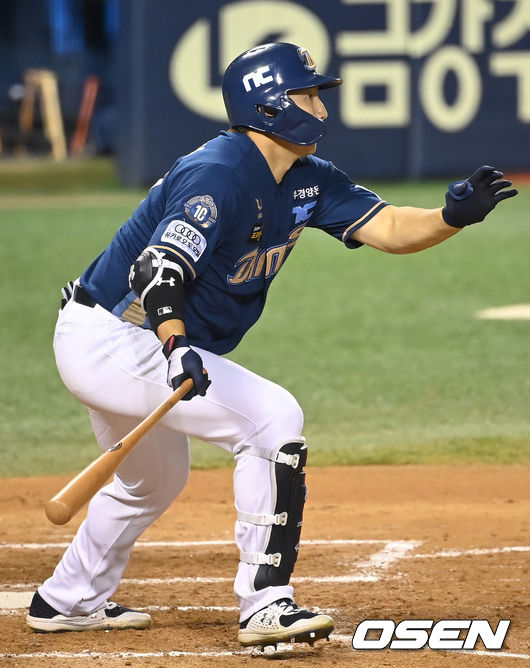 3일 오후 서울 잠실야구장에서 ‘2021 신한은행 SOL KBO 리그’ LG 트윈스와 NC 다이노스의 경기가 열렸다.7회초 2사 2, 3루 NC 나성범이 동점 2타점 적시타를 날리고 있다.  2021.09.03/ksl0919@osen.co.kr