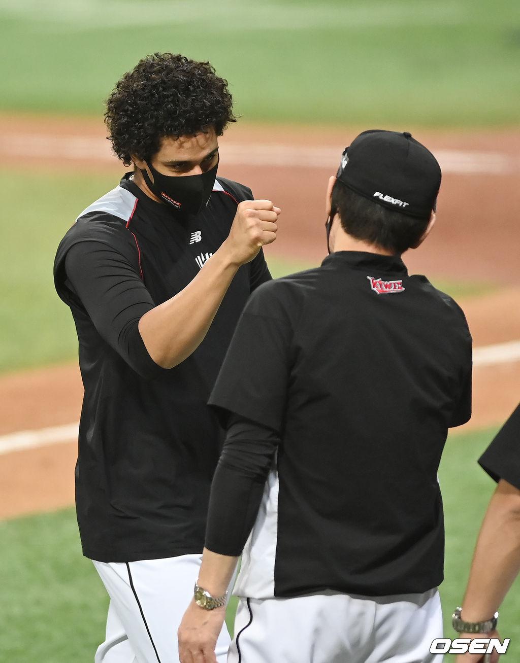 KT는 3일 서울 고척스카이돔에서 열린 ‘2021 신한은행 SOL KBO리그’ 키움 히어로즈와의 원정경기에서 11-1로 승리했다. 고척돔 원정에서 6연패에 빠져있던 KT는 올 시즌 첫 고척돔 승리를 따냈다.승리를 거둔 KT 쿠에바스가 이강철 감독과 세레머니를 하고 있다. 2021.09.03/ youngrae@osen.co.kr