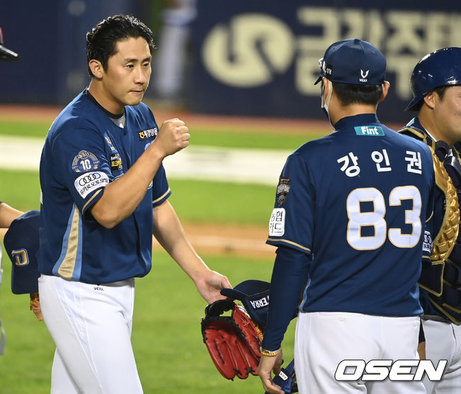 NC 다이노스가 LG 트윈스의 7연승을 저지했다. NC는 3일 서울 잠실구장에서 열린 2021 KBO리그 LG와의 경기에서 5-2 역전승을 거뒀다.경기 종료 후 NC 이용찬이 강인권 대행과 기쁨을 나누고 있다.  2021.09.03/ksl0919@osen.co.kr