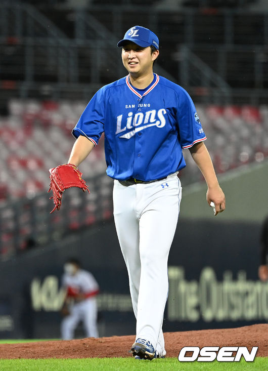 3일 오후 광주-기아 챔피언스필드에서 ’2021 신한은행 SOL KBO 리그' KIA 타이거즈와 삼성 라이온즈의 경기가 열렸다. 5회말 수비를 마친 삼성 최재흥이 미소를 지으며 더그아웃으로 가고 있다. 2021.09.03 /sunday@osen.co.kr