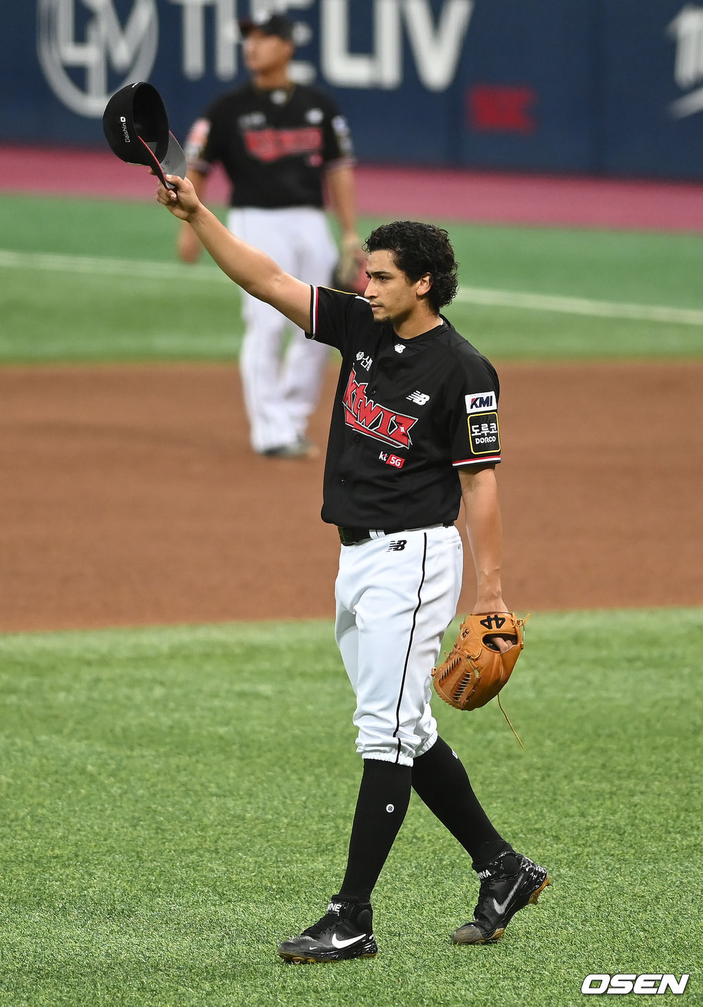 3일 서울 고척스카이돔에서 ‘2021 신한은행 SOL KBO 리그’ 키움 히어로즈와 KT 위즈의 경기가 열렸다.5회말 1사 KT 쿠에바스가 키움 박동원의 타구를 펜스 플레이로 잡아낸 홍현빈에게 모자를 벗어 감사의 인사를 하고 있다. 2021.09.03/ youngrae@osen.co.kr