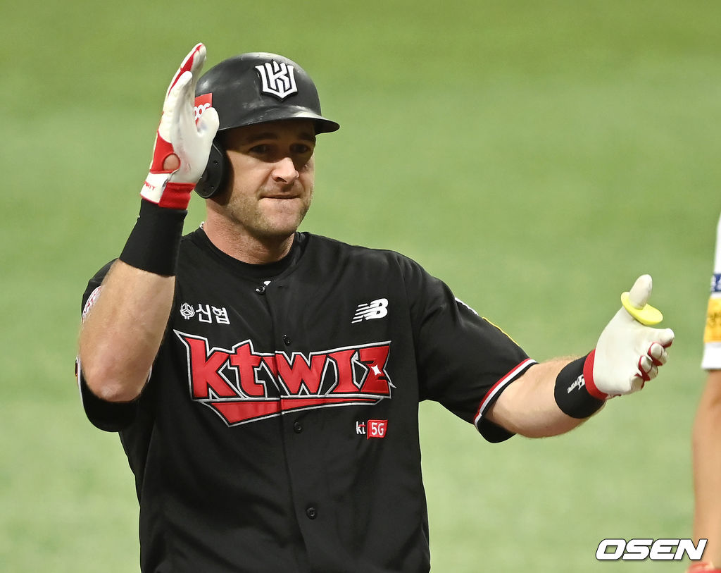 3회초 무사 KT 호잉이 3루타를 때린 뒤 기뻐하고 있다. 2021.09.03/ youngrae@osen.co.kr