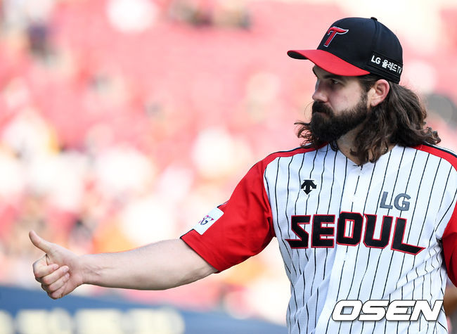 4회초 수비를 마치고 LG 켈리가 유강남을 향해 엄지 손가락을 치켜들고 있다. 2021.06.20 /jpnews@osen.co.kr