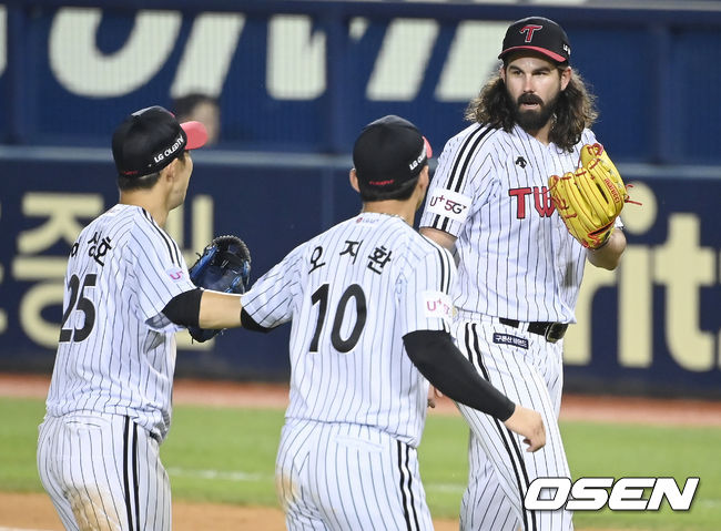 10일 서울 잠실야구장에서 ‘2021 신한은행 SOL KBO 리그’ LG 트윈스와 SSG 랜더스의 경기가 열렸다.7회초 1사 1루 LG 켈리가 SSG 정의윤이 직선타를 잡아 병살 플레이를 만들어낸 이상호와 기뻐하고 있다. 2021.08.10