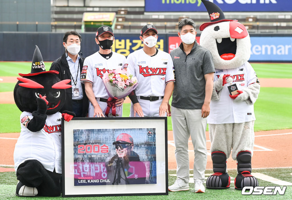 경기에 앞서 케이티 이강철 감독의 200승 달성 기념 시상식에서 이강철 감독이 관계자들과 포즈를 취하고 있다.  2021.08.25 / soul1014@osen.co.kr