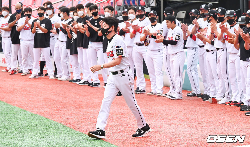 경기에 앞서 KT 이강철 감독이 200승 달성 기념 시상식을 위해 그라운드로 나가고 있다.  2021.08.25 / soul1014@osen.co.kr