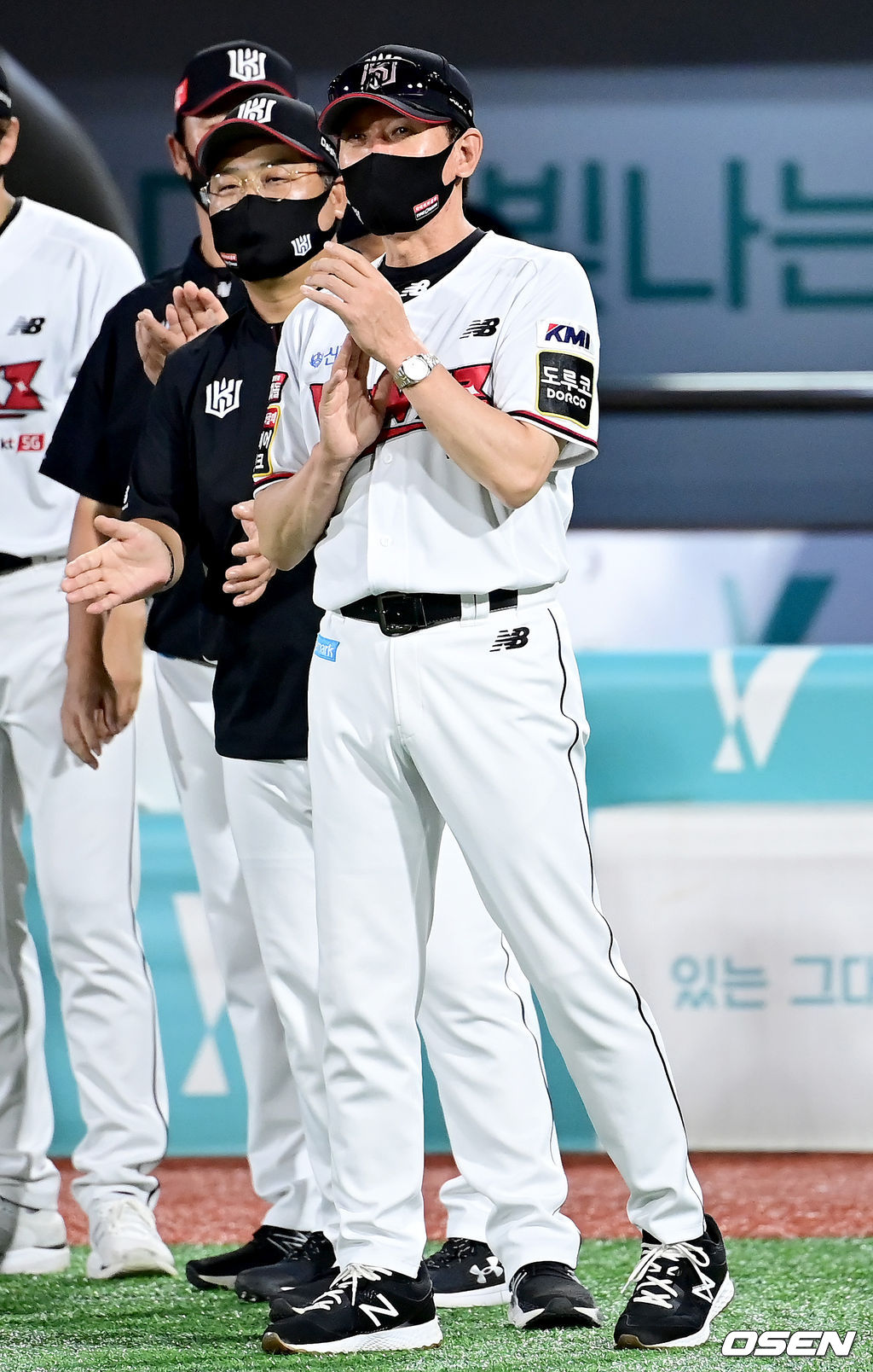 경기 종료 후 KT 이강철 감독이 기뻐하고 있다. 이강철 감독은 이 승리로 KBO 역대 31번째 200승을 달성했다. 2021.08.15 /ksl0919@osen.co.kr