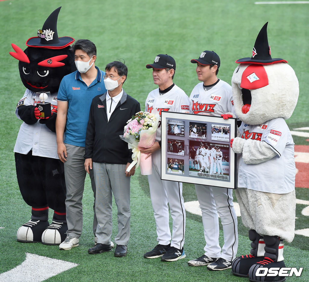 KT 이강철 감독 100승 기념식에서 KT 스포츠 남상봉 사장, 이숭용 단장, 이강철 감독, 유한준이 포토타임을 갖고 있다. /youngrae@osen.co.kr