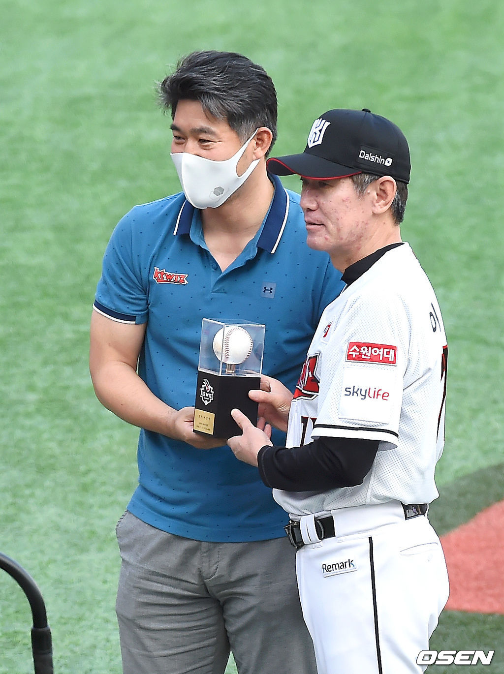 KT 이강철 감독 100승 기념식에서 KT 이숭용 단장과 이강철 감독이 100승 기념구를 들고 포토타임을 갖고 있다. /youngrae@osen.co.kr