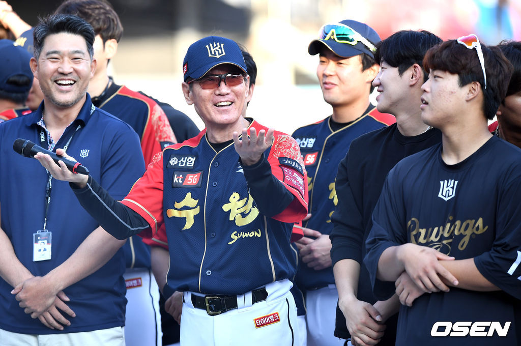 경기를 마치고 KT 이강철 감독이 팬들에 인사를 하며 호응을 유도하고 있다. /jpnews@osen.co.kr