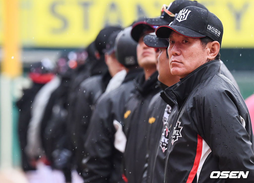 23일 인천 SK행복드림구장에서 열린 ‘2019년 신한은행 마이카 KBO리그’ 개막전 SK 와이번스와 kt 위즈의 경기,에 앞선 개막식 식전 행사에서 kt 이강철 감독이 참석해 박수를 치고 있다./ soul1014@osen.co.kr