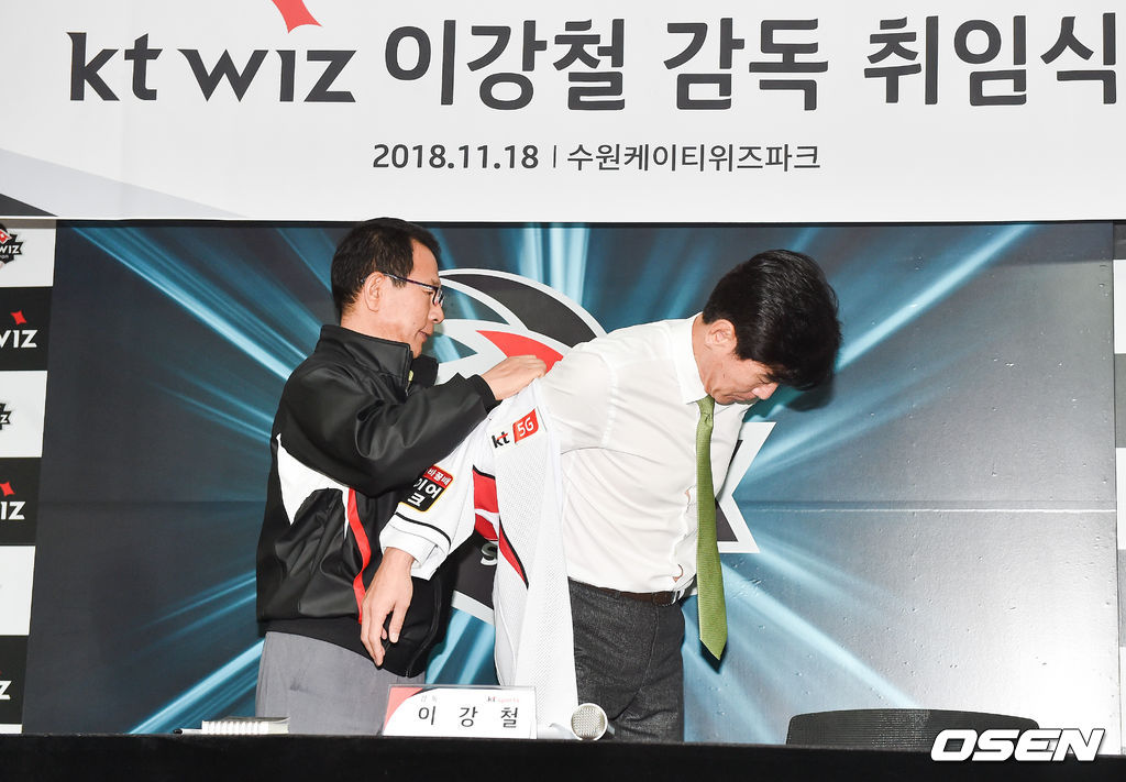 KT 이강철 신임 감독이 취임식에서 유니폼을 입고 있다. / soul1014@osen.co.kr
