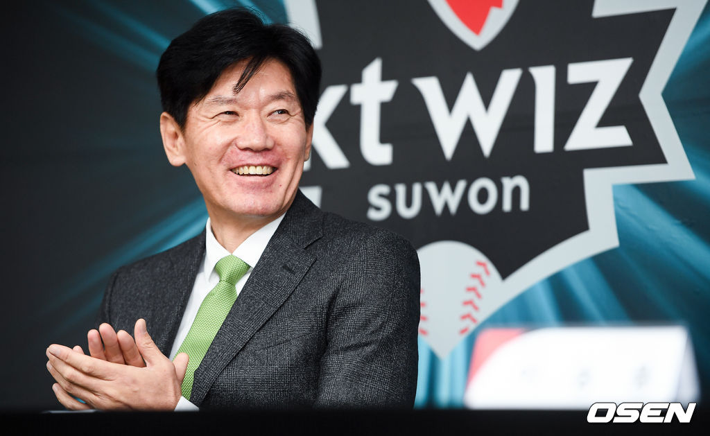 kt 이강철 감독이 취임식에서 박수를 치며 미소 짓고 있다/ soul1014@osen.co.kr