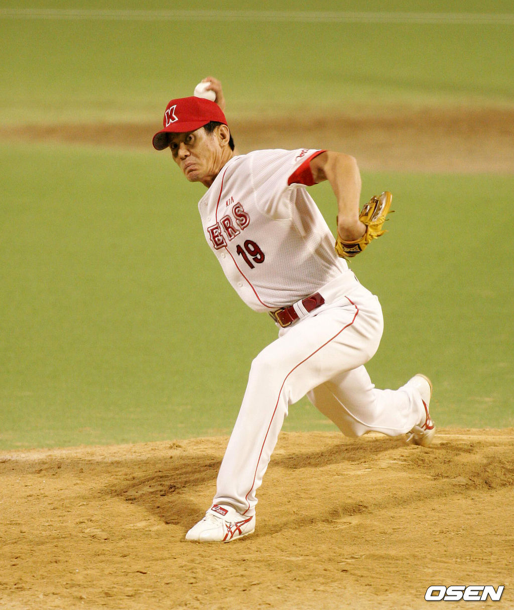 041009 KIA 시절 이강철 감독..선수시절 통산 152승을 거둬 역대 최다승 통산 3위 기록