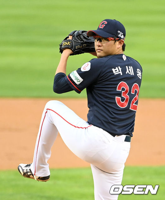 13일 오후 서울 잠실야구장에서 ’2021 신한은행 SOL KBO 리그' LG 트윈스와 롯데 자이언츠의 경기가 열렸다.1회말 무사에서 롯데 선발투수 박세웅이 역투하고 있다. 2021.08.13 /sunday@osen.co.kr