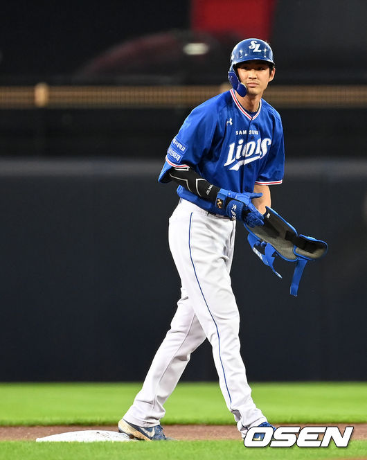 3일 오후 광주-기아 챔피언스필드에서 ’2021 신한은행 SOL KBO 리그' KIA 타이거즈와 삼성 라이온즈의 경기가 열렸다. 1회초 무사 1루에서 삼성 구자욱이 좌전 2루타를 치고 타임을 외치고 있다. 2021.09.03 /sunday@osen.co.kr