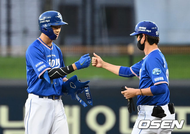 3일 오후 광주-기아 챔피언스필드에서 ’2021 신한은행 SOL KBO 리그' KIA 타이거즈와 삼성 라이온즈의 경기가 열렸다.1회초 무사 1루에서 삼성 구자욱이 좌전 2루타를 치고 강명구 코치와 하이파이브를 하고 있다. 2021.09.03 /sunday@osen.co.kr