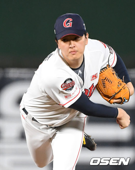 8회초 무사에서 롯데 김원중이 역투하고 있다. /sunday@osen.co.kr