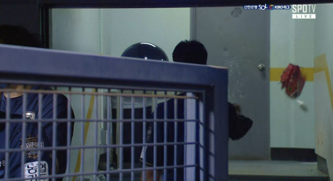 [사진] 지난 4일 잠실 LG전 강판 이후 덕아웃에서 글러브와 모자를 던지며 감정을 표현한 NC 송명기 / 중계방송 화면 캡처