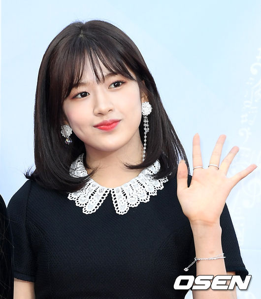 걸그룹 아이즈원 안유진이 레드카펫을 밟고 있다./sunday@osen.co.kr
