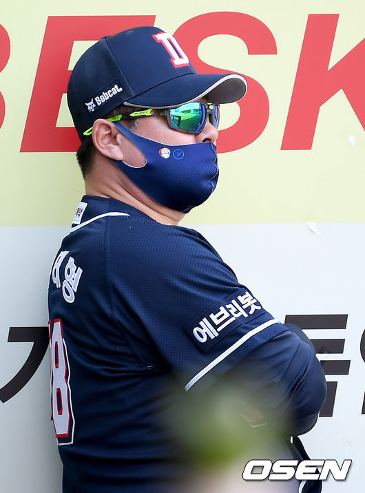 두산이 외국인 특급 워커 로켓을 앞세워 삼성을 제압했다.두산은 30일 대구삼성라이온즈파크에서 열린 원정 경기에서 4-2로 이겼다.9회말 두산 김태형 감독이 경기를 지켜보고 있다. 21.05.30 /ksl0919@osen.co.kr