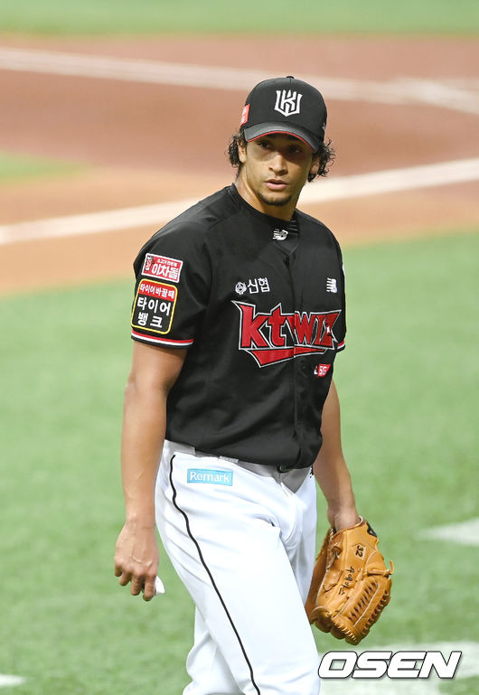 3일 서울 고척스카이돔에서 ‘2021 신한은행 SOL KBO 리그’ 키움 히어로즈와 KT 위즈의 경기가 열렸다.6회말 이닝을 마친 KT 쿠에바스가 더그아웃으로 들어오고 있다. 2021.09.03/ youngrae@osen.co.kr