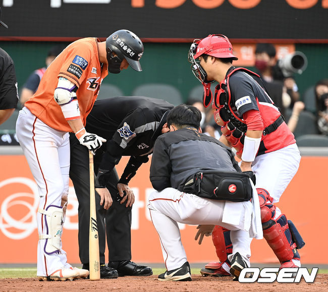 3회말 무사 1,2루에서 한화 하주석과 KIA 김민식이 타구를 맞은 권영철 주심의 상태를 살피고 있다. 2021.09.04 /sunday@osen.co.kr