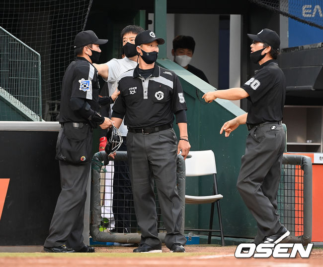4회초에 앞서 전이닝 부상을 당했던 권영철 주심의 교체가 진행되고 있다. 2021.09.04