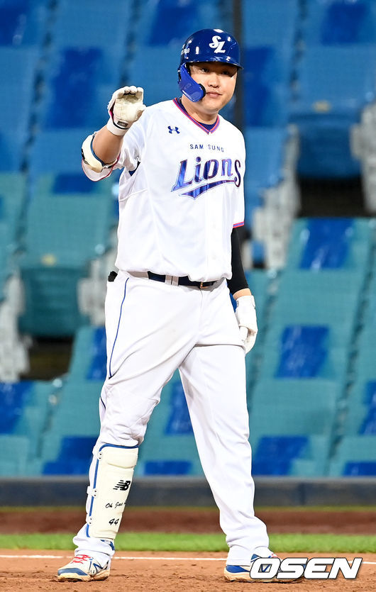 24일 오후 대구 삼성라이온즈파크에서 ‘2021 신한은행 SOL KBO리그’ 삼성 라이온즈와 SSG 랜더스의 경기가 열렸다3회말 2사 1, 2루 오재일이 추격의 1타점 적시타를 날린 뒤 세레모니를 하고 있다.  2021.08.24 /ksl0919@osen.co.kr