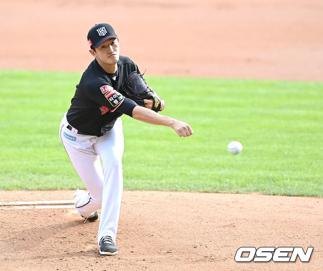 4일 서울 잠실야구장에서 ‘2021 신한은행 SOL KBO 리그’ LG 트윈스와 KT 위즈의 경기가 열렸다.1회말 KT 고영표가 역투하고 있다. 2021.09.04/ youngrae@osen.co.kr