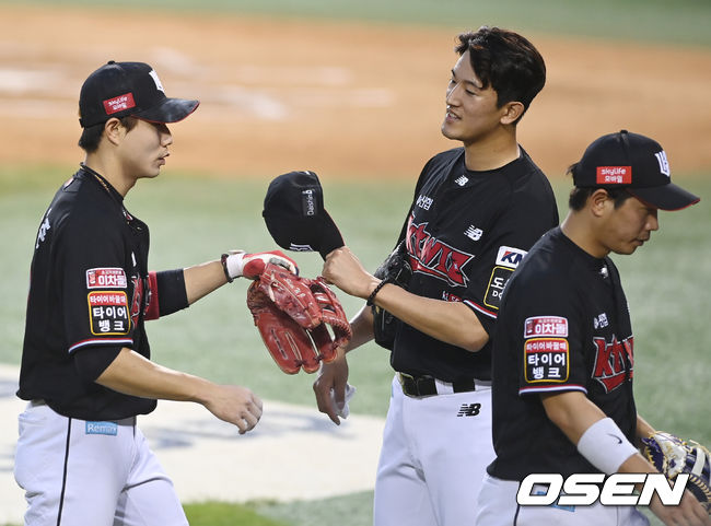4일 서울 잠실야구장에서 ‘2021 신한은행 SOL KBO 리그’ LG 트윈스와 KT 위즈의 경기가 열렸다.6회말 이닝을 마친 KT 고영표가 야수들과 하이파이브를 하고 있다. 2021.09.04/ youngrae@osen.co.kr