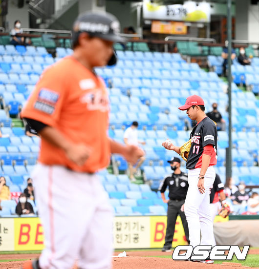 1회말 1사 2,3루에서 KIA 임기영이 한화 김태연에게 볼넷을 허용하고 아쉬워하고 있다. 2021.09.04 /sunday@osen.co.kr