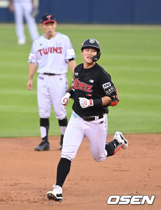 4일 서울 잠실야구장에서 ‘2021 신한은행 SOL KBO 리그’ LG 트윈스와 KT 위즈의 경기가 열렸다.5회초 2사 KT 배정대가 솔로 홈런을 때린 뒤 베이스를 돌고 있다. 2021.09.04/ youngrae@osen.co.kr