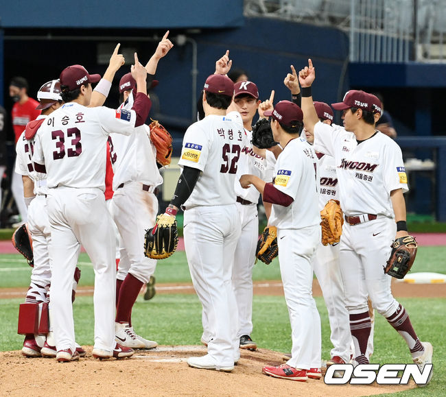 경기를 마치고 키움 선수들이 마운드 근처에서 하이파이브를 하고 있다. 21.09.04/rumi@osen.co.kr