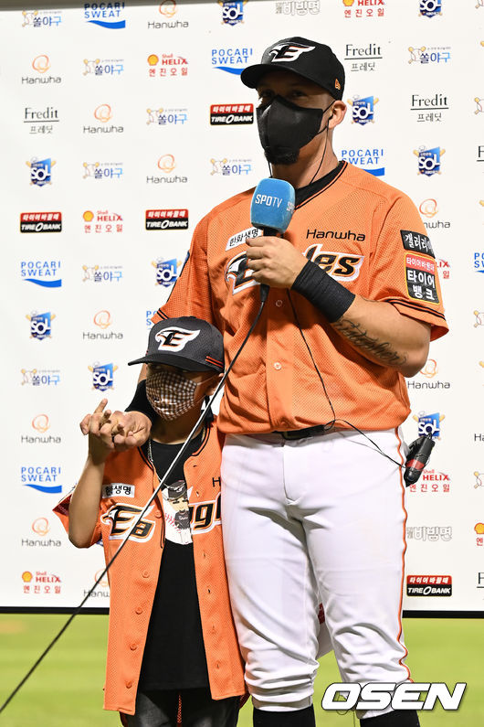 최근 3연패에서 탈출한 10위 한화는 37승60패4무를 마크, 3연패에 빠진 9위 KIA(37승52패4무)와 격차를 4경기로 좁혔다.경기 종료 후 한화 페레즈가 아들의 손을 잡고 인터뷰를 하고 있다. 2021.09.04