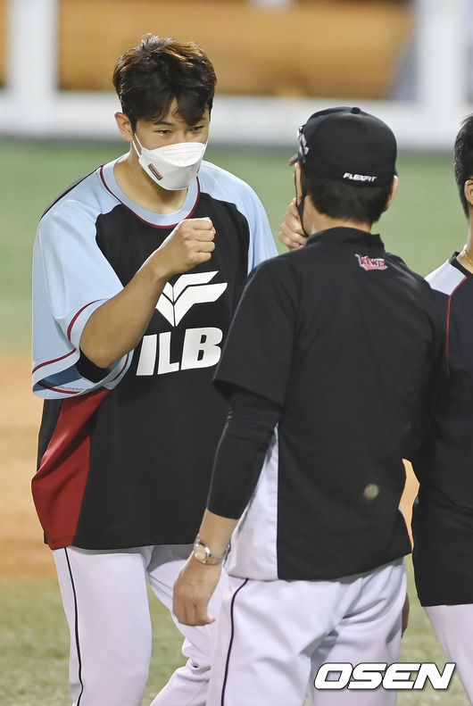 KT는 4일 서울 잠실구장에서 열린 2021 KBO리그 LG와의 경기에서 11-1로 크게 승리했다. 선발 고영표가 8이닝 4피안타 4탈삼진 1실점(비자책)으로 9승째를 거뒀다. 승리를 거둔 KT 고영표가 이강철 감독과 기뻐하고 있다. 2021.09.04/ youngrae@osen.co.kr