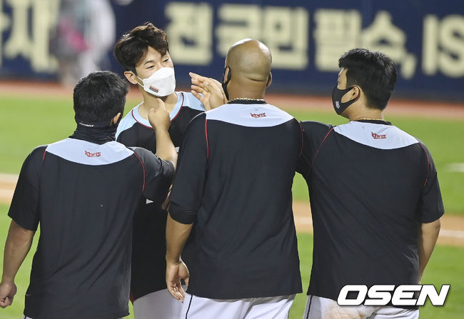 KT는 4일 서울 잠실구장에서 열린 2021 KBO리그 LG와의 경기에서 11-1로 크게 승리했다. 선발 고영표가 8이닝 4피안타 4탈삼진 1실점(비자책)으로 9승째를 거뒀다. 승리를 거둔 KT 고영표가 선수들에게 축하를 받고 있다. 2021.09.04/ youngrae@osen.co.kr