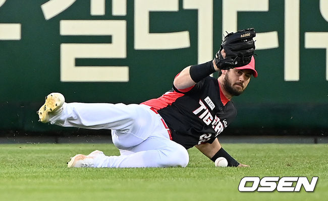 4회말 1사에서 KIA 터커가 한화 장운호의 타구를 놓치고 있다. 2021.09.04 /sunday@osen.co.kr