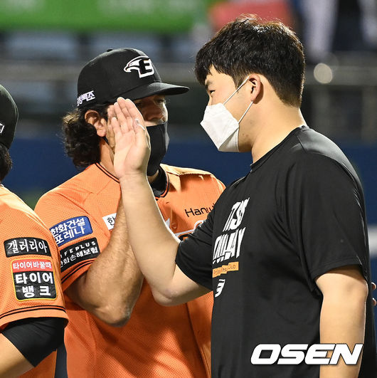 최근 3연패에서 탈출한 10위 한화는 37승60패4무를 마크, 3연패에 빠진 9위 KIA(37승52패4무)와 격차를 4경기로 좁혔다.경기 종료 후 한화 김민우가 수베로 감독과 승리의 기쁨을 나누고 있다. 2021.09.04 /sunday@osen.co.kr