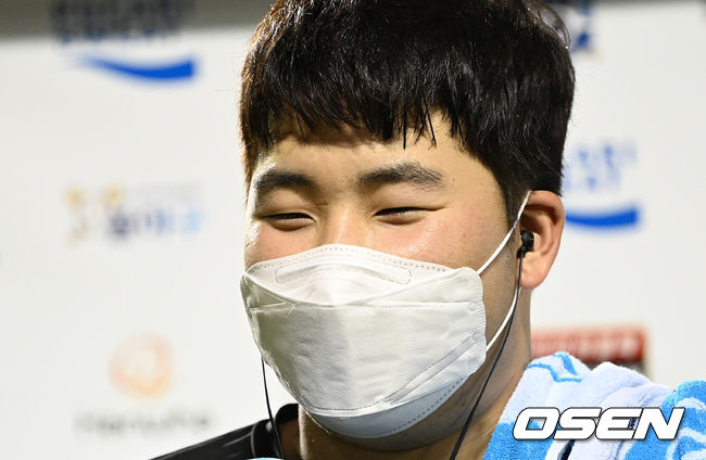 최근 3연패에서 탈출한 10위 한화는 37승60패4무를 마크, 3연패에 빠진 9위 KIA(37승52패4무)와 격차를 4경기로 좁혔다.경기 종료 후 한화 김민우가 인터뷰를 하고 있다. 2021.09.04 /sunday@osen.co.kr