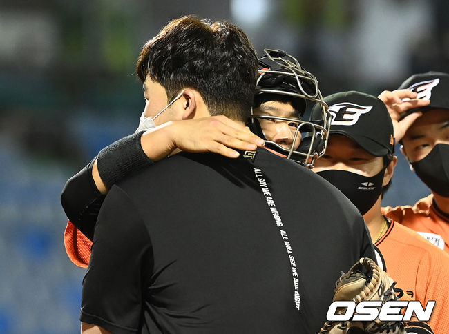 최근 3연패에서 탈출한 10위 한화는 37승60패4무를 마크, 3연패에 빠진 9위 KIA(37승52패4무)와 격차를 4경기로 좁혔다.경기 종료 후 한화 김민우와 최재훈이 포옹을 나누고 있다. 2021.09.04 /sunday@osen.co.kr