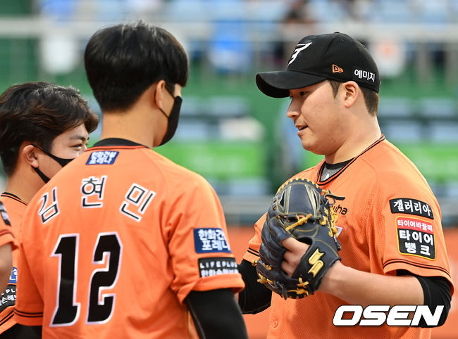 4회초 2사에서 한화 김민우가 KIA 최형우를 삼진으로 처리하고 더그아웃으로 가며 동료들의 격려를 받고 있다. 2021.09.04