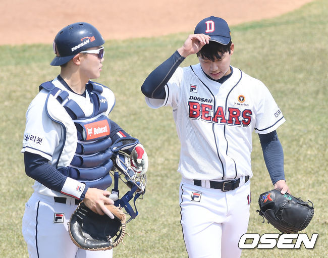 1회초 이닝을 마친 두산 남호가 더그아웃으로 들어오고 있다. 2021.04.20 /youngrae@osen.co.kr 